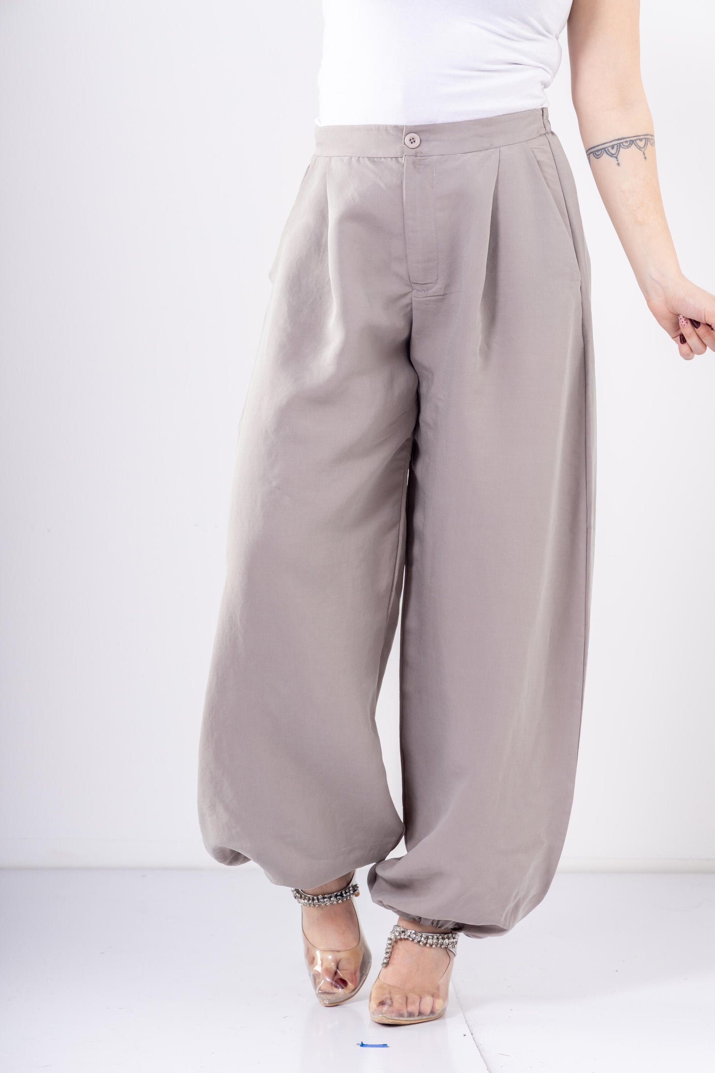 Pleated Balloon Pants In Grey