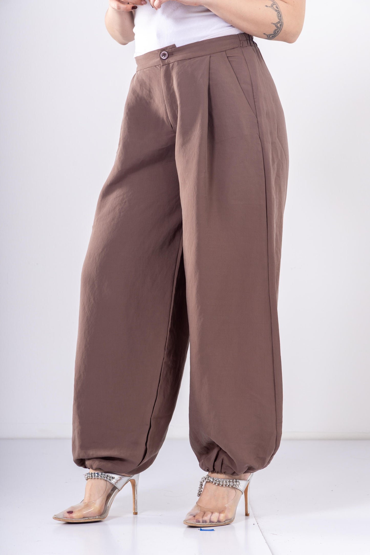 Pleated Balloon Pants In Brown